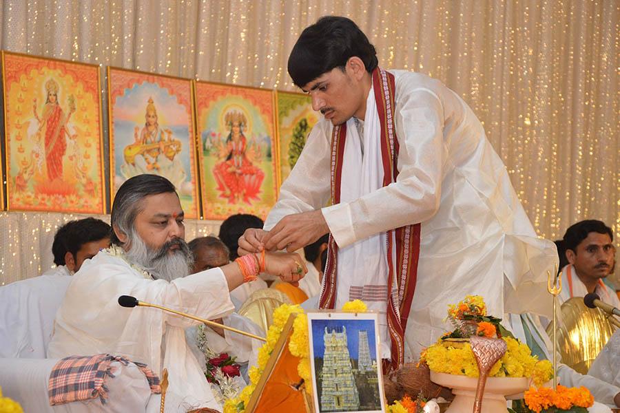 Vedic Pundits blessing Brahmachari Girish Ji with Raksha Sutra after
Atirudrabhishek on 8 July 2013